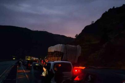 Sivas’ta toprak ve taşların düştüğü yolda 10 kilometrelik araç kuyruğu oluştu