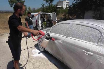 Sokakta gördüğü kirli araçları habersizce yıkıyor...Araç sahiplerine sürpriz yapıyor