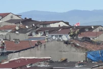 Sultangazi’de çatı tadilatı sırasında yangın çıktı: Bir vatandaş yangına su dökerek müdahale etti