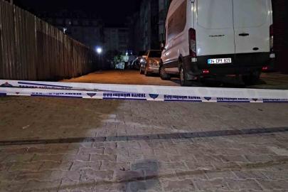 Sultangazi’de inşaat sahasında toprak kayınca yolda çatlama meydana geldi