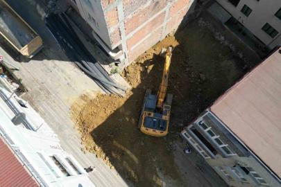 Sultangazi’de temel kazısı sırasında zarar gören binanın çevresindeki 3 bina daha tahliye edildi