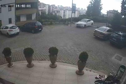 Sürücü fren yerine gaza basınca araç site duvarından aşağı uçtu: 1’i çocuk 3 yaralı