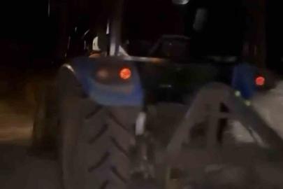 Sürücülerin kazayı fark etmesi için yola saman balyası koyarken otomobil çarptı