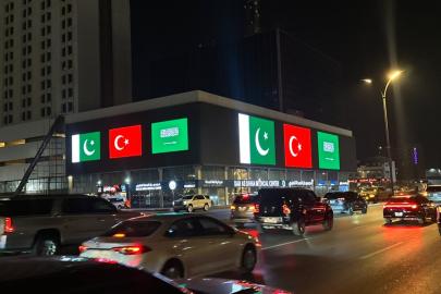 Suudi Arabistan’daki simge yapılar, Türkiye, Pakistan ve Suudi Arabistan bayraklarıyla ışıklandırıldı