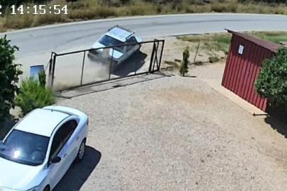 Takla atan otomobil güvenlik kamerasına yansıdı: Aynı aileden 2 kişi yaralandı, 3 çocuk kurtuldu