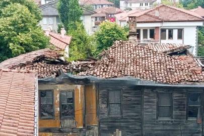 Tarihi binanın çatısı sağanak yağış sonrası çöktü