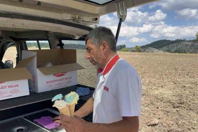 Tarlaya dondurma servisi: Mobil dondurmacı sıcak altında çalışan çiftçileri serinletiyor