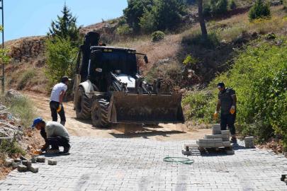 Tarsus’ta kırsal mahallelerin yolları parkeyle yenileniyor