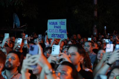 Tavas Zeybek Festivalinde Merve Özbey coşkusu yaşandı