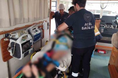 Tekneden düşen turist hastaneye kaldırıldı