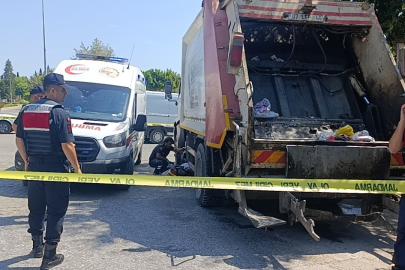 Temizlik işçisi görev yaptığı çöp kamyonunun altında kalarak hayatını kaybetti