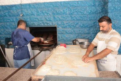 Termometrelerin 55 dereceyi bulduğu Cizre’de, fırın ustaları 80 derecede ekmek üretiyor