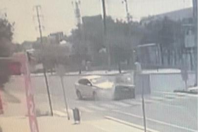 Ters yönden çıkan araç otomobille çarpıştı: 2 kişinin yaralandığı kaza kamerada