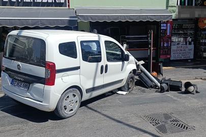 Ticari taksiyle çarpışan hafif ticarinin iş yerine girmesini trafik lambaları önledi