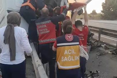 Tır önce akaryakıt istasyonu duvarına sonra refüje çarptı: 1 ölü, 1 yaralı