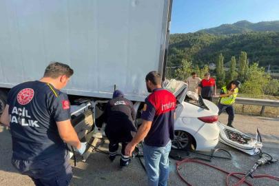 Tıra arkadan çarpan otomobilin sürücüsü hayatını kaybetti