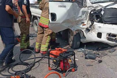 Tırla çarpışan kamyonet hurdaya döndü: 3 yaralı