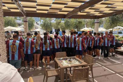 Trabzonspor sevdasını Girne’ye taşıdı, 250 Salah formasını çalışanlara giydirdi