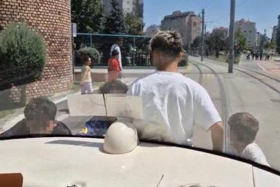 Tramvayın arkasına asılan çocukların tehlikeli yolculuğu