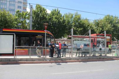 Tramvayın çarptığı genç kadın ağır yaralandı