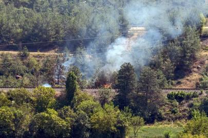 Tren raylarında çıkan yangın büyümeden söndürüldü