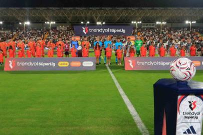 Trendyol Süper Lig: Corendon Alanyaspor: 0 - Beşiktaş: 0 (Maç devam ediyor)
