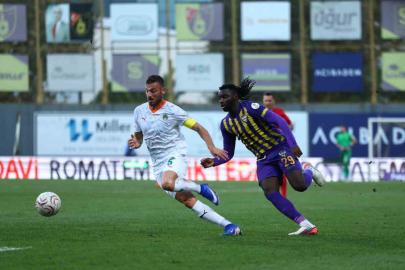 Trendyol Süper Lig: Eyüpspor: 1 - Alanyaspor: 1 (İlk yarı)