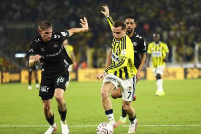 Trendyol Süper Lig: Fenerbahçe: 3 - Konyaspor: 1 (İlk yarı)
