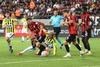 Trendyol Süper Lig: Gençlerbirliği: 1 - Fenerbahçe: 1 (İlk yarı)