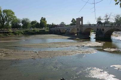 Tunca Nehri’nde su çekildi, kum adacıkları oluştu