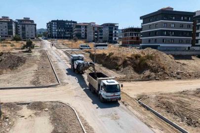 Turgutlu’da 2 kilometrelik yol sıcak asfaltla yenileniyor