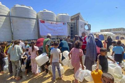 Türk Kızılay Gazze’de artan salgın hastalıklara karşı hijyen kiti ve temiz içme suyu dağıtıyor