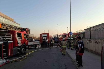 Tuzla’da seramik deposu ve teknelere sıçrayan yangın söndürüldü