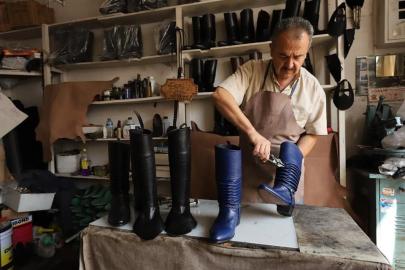 Unutulmaya yüz tutmuş körüklü çizme zanaatını yaşatıyor
