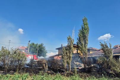 Uşak’ta çıkan ev yangında ev kullanılmaz hale geldi