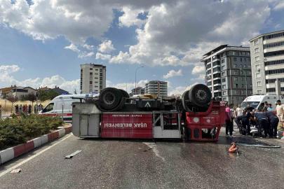 Uşak’ta itfaiye aracı ile kamyon çarpıştı: 2 itfaiye personeli yaralandı