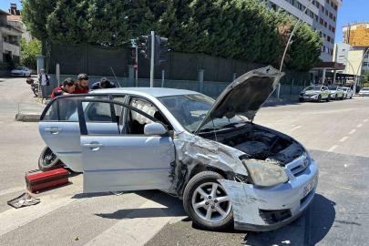Uşak’ta kamyonet ile otomobil çarpıştı: 4 yaralı
