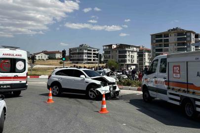 Uşak’ta otomobil ile cip çarpıştı: 3 yaralı