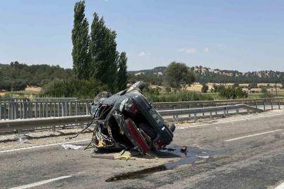 Uşak’ta takla atarak karşı şeride geçen otomobilde aynı aileden 4 kişi yaralandı