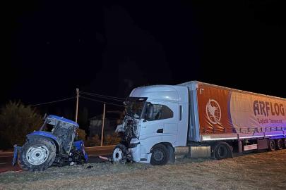 Uşak’ta traktör ile tır çarpıştı: 1 ölü, 1 yaralı