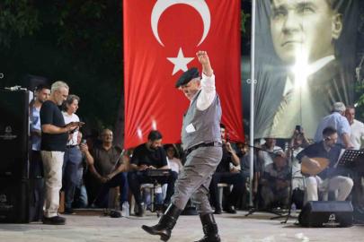 Üstat ve genç efeler ’Zeybek Ateşi’ni yaktı