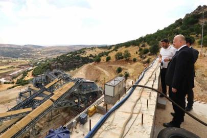 Vali Küçük, taş kırma ve eleme tesisinde incelemelerde bulundu