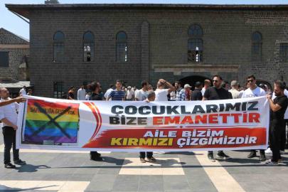 Van İnsan Hakları Derneği’nin LGBT bayrağı açmasına Diyarbakır’dan tepki