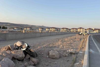 Virajı alamayan motosiklet yoldan çıktı: 2 yaralı