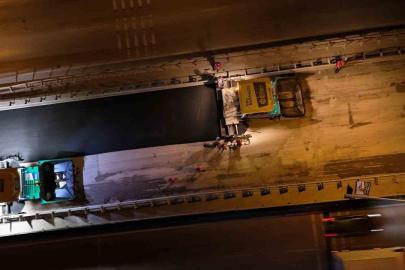 Yahya Kaptan Köprüsü’ne gece mesaisiyle 611 ton asfalt serildi
