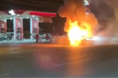 Yanan otomobilde yaralanan 2 çocuk Van’a sevk edildi