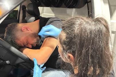 Yasal sınırın 11 katı üzerinde alkollü sürücü akaryakıt alırken direksiyonda sızdı... İlginç anlar kamerada