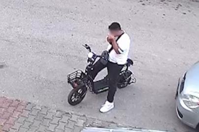 Yavru kediyi önce öptü, sonra boğdu