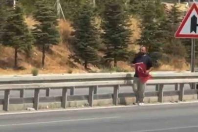 Yola düşen Türk bayrağını yerde bırakmadı