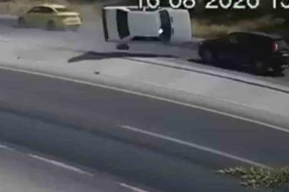 Yola fırlayan parçadan kurtulmak isterken karşı şeride uçarak 2 otomobille çarpıştı: 2 ölü